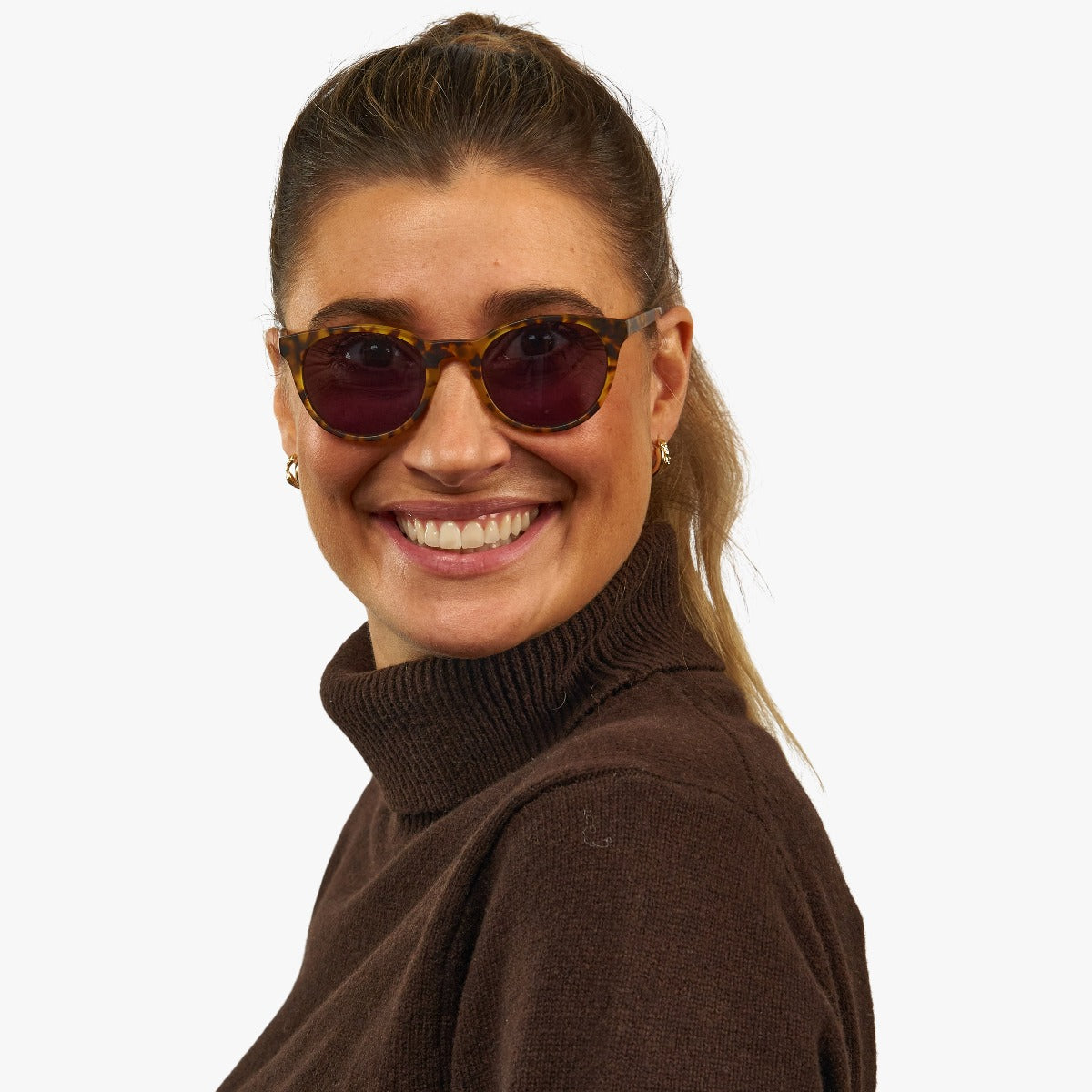 Luxreaders stylish Örebro Light Turtle Sunglasses. Made from Acetate in a Iconic shape.