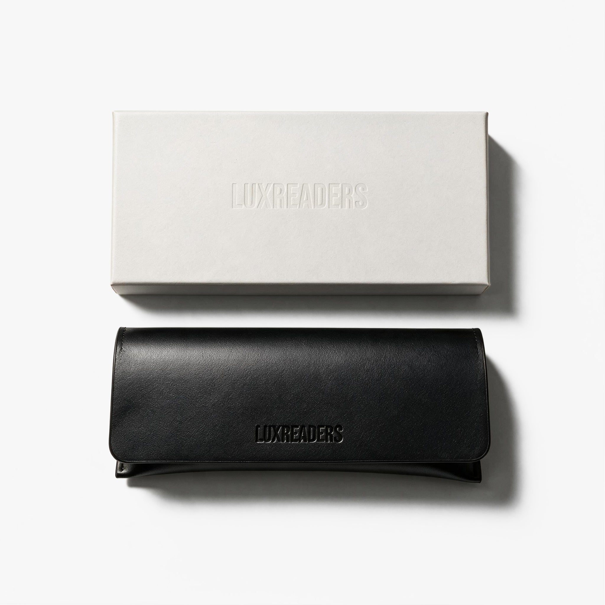 Emballage Luxreaders Premium 2026 : boîte blanche et étui à lunettes noir