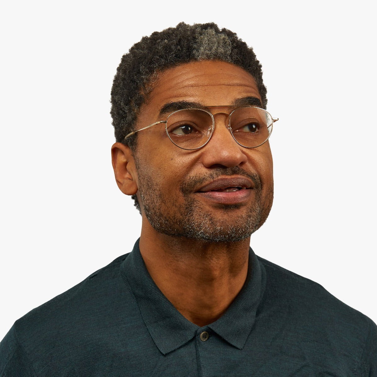 Person wearing Göteborg Gold glasses with round frames