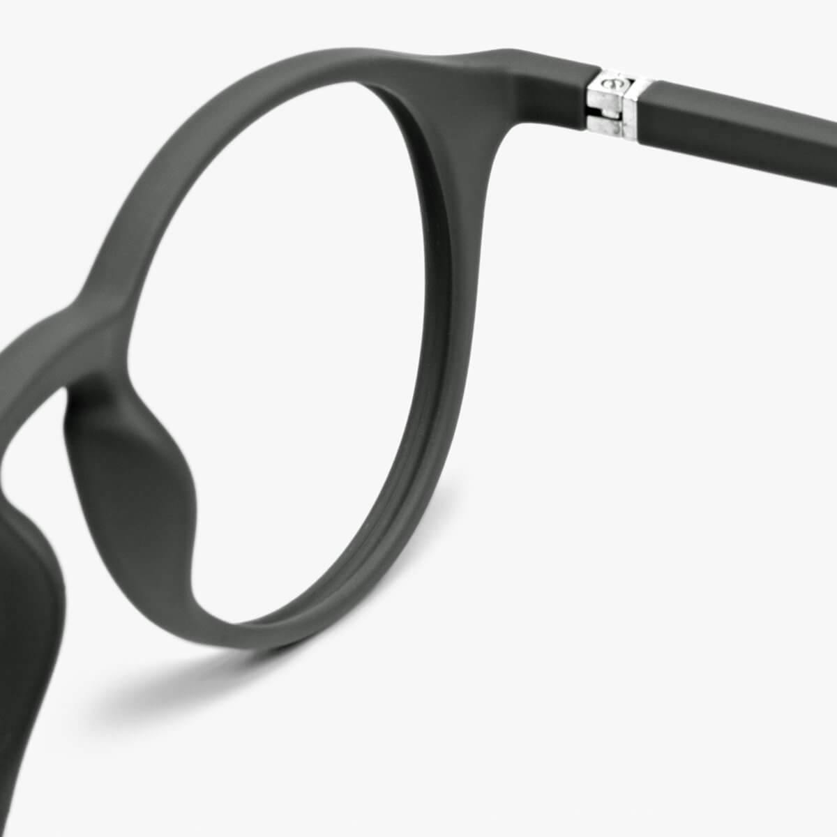 Men's Læsø Dark Army matte black round frames with silver hinge detail