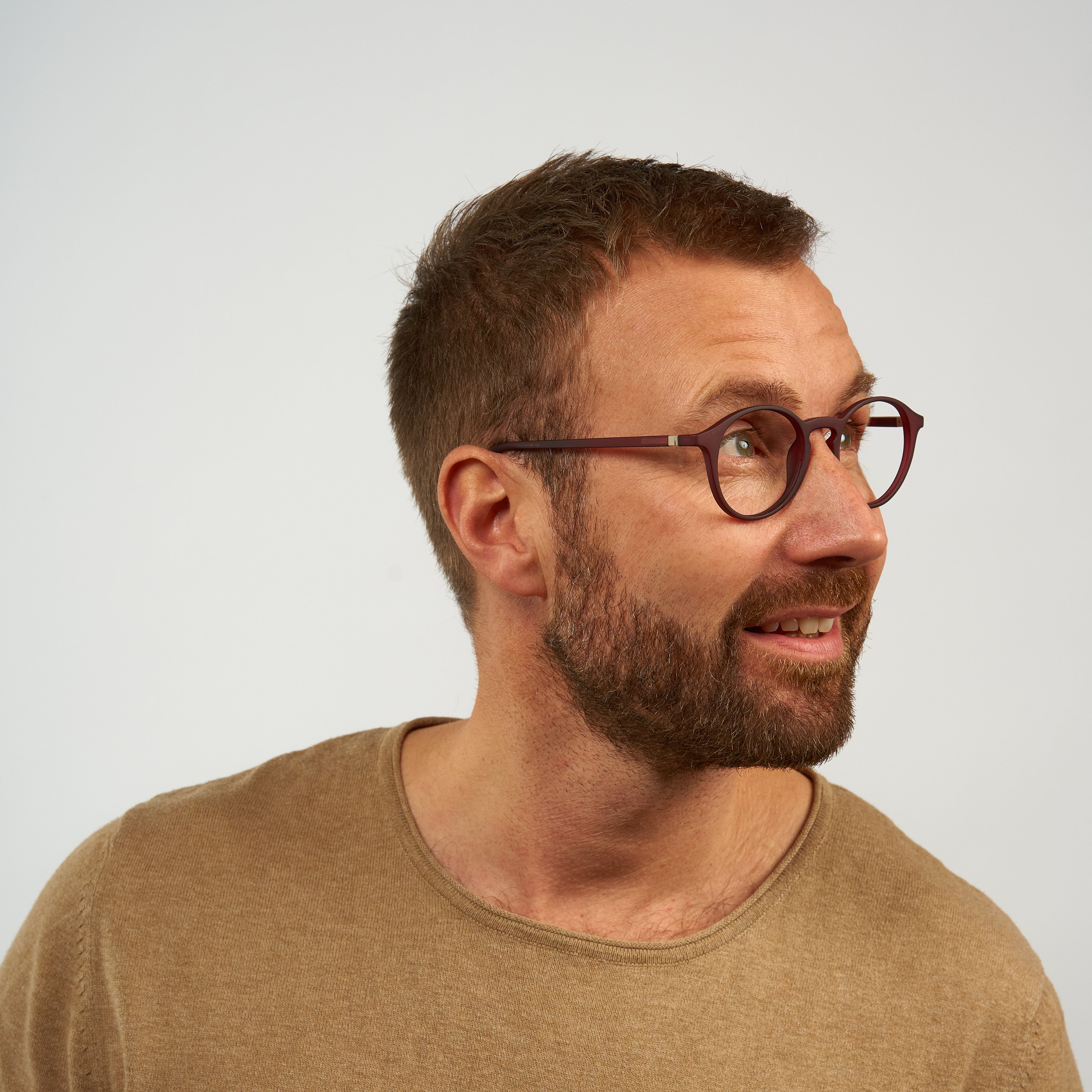 Person wearing Men's Læsø Red round glasses