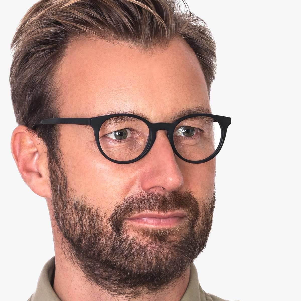 Person wearing Men’s Örebro Black glasses