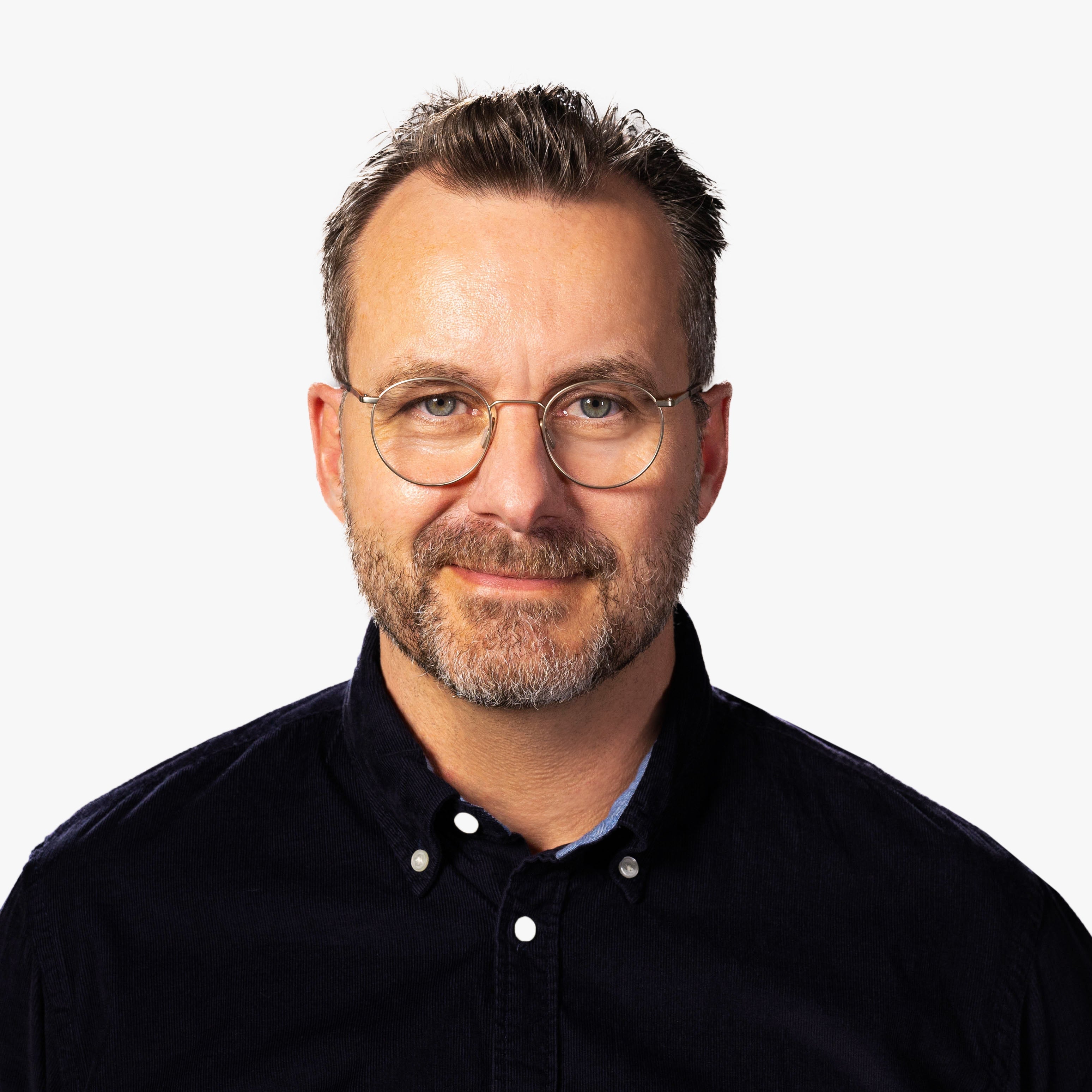 Person wearing Men's Silkeborg Gold reading glasses