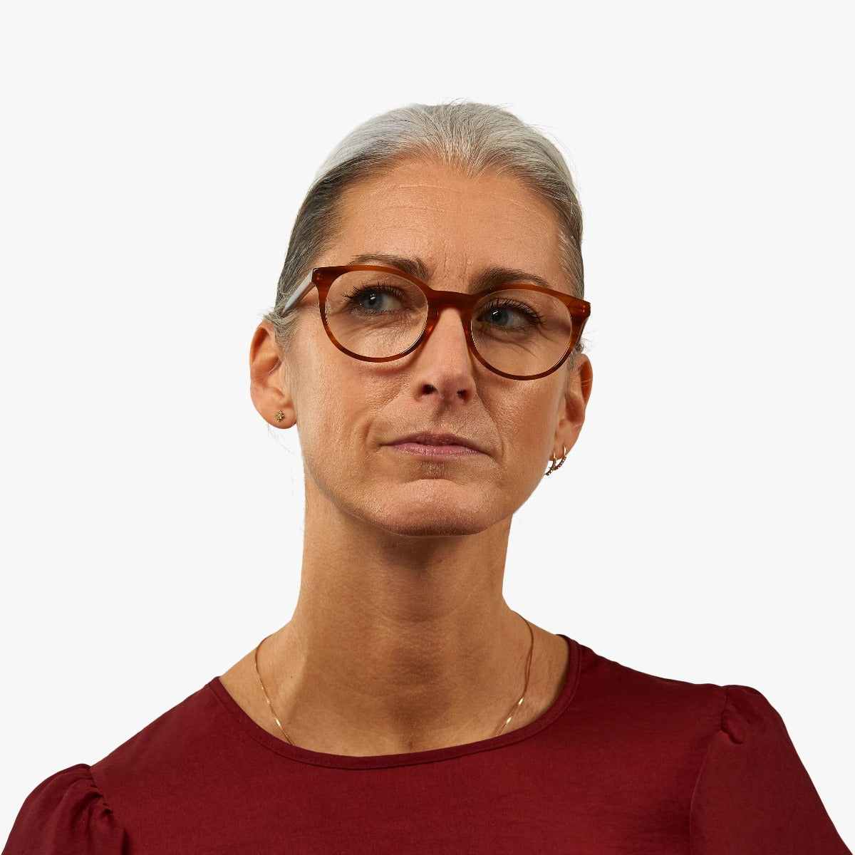 Person wearing Örebro Shiny Walnut glasses
