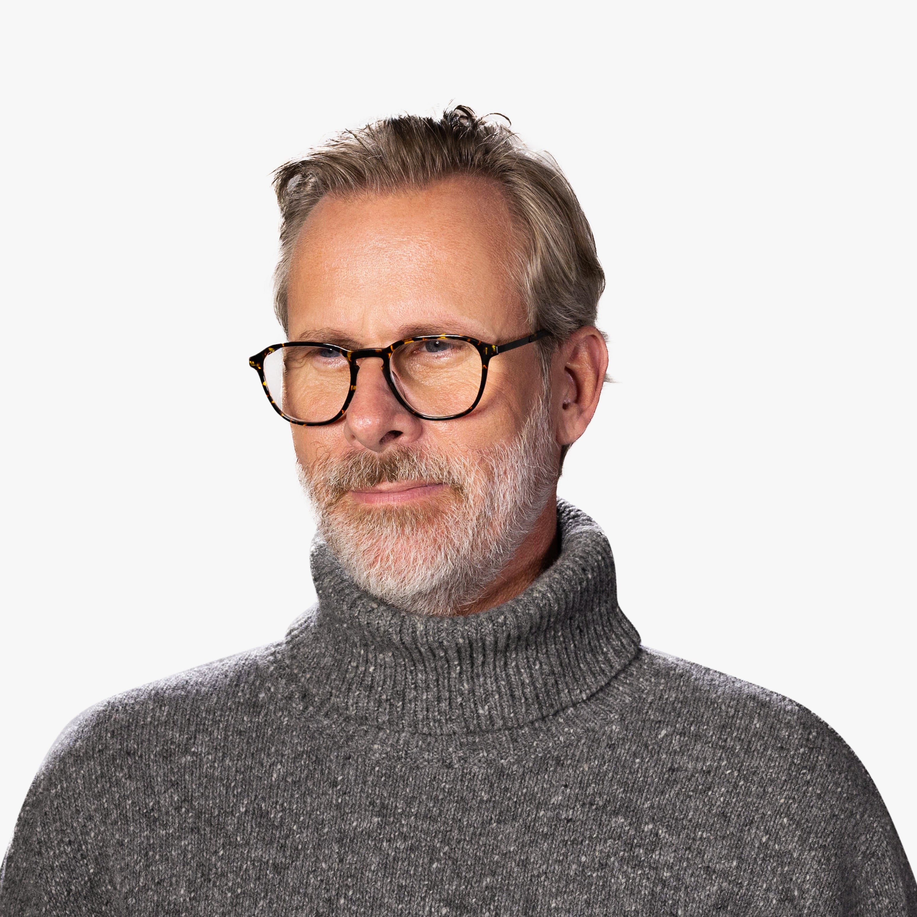 Person wearing Rønne Dark Turtle glasses